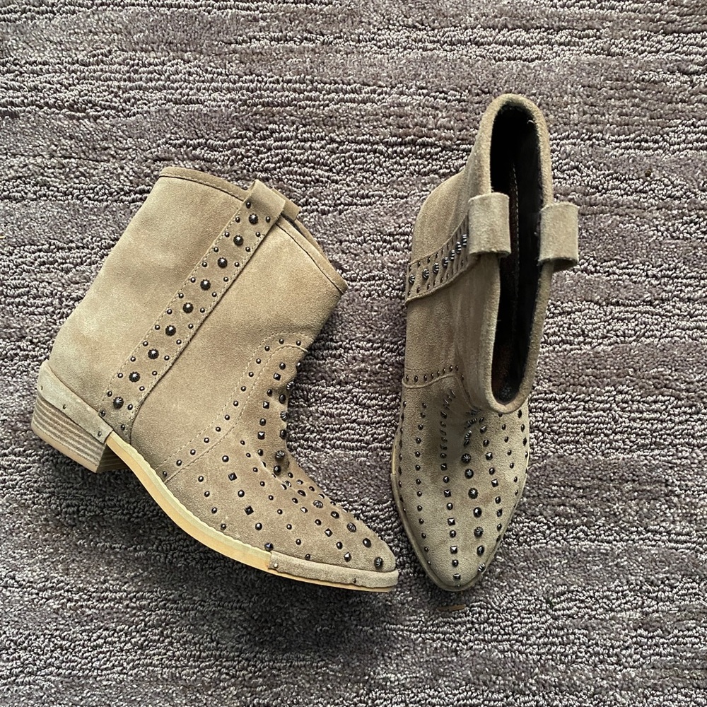 Vince Camuto Stud‎ Detail Booties Size 7